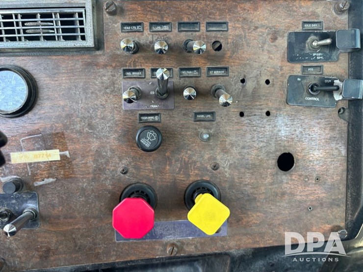 1999-peterbilt-385-image-67