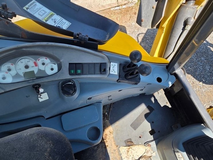 2011-new-holland-b95b-image-55