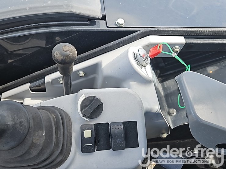 2023-deere-35g-image-35