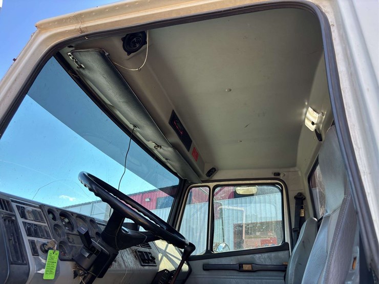 1995-freightliner-fl70-image-19