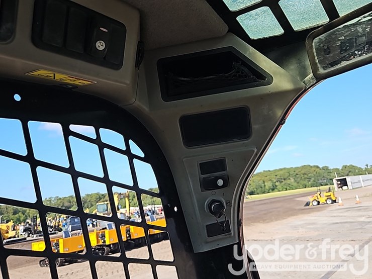 2015-caterpillar-257d-image-25