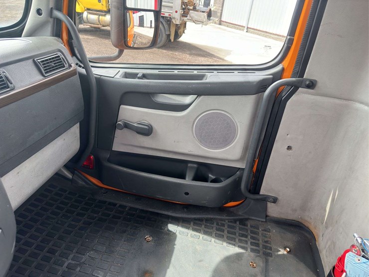 2007-volvo-vnm200-semi-truck-image-20