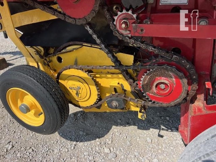 new-holland-br770a-image-22