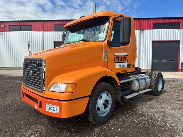 2007-volvo-vnm200-semi-truck-image-1