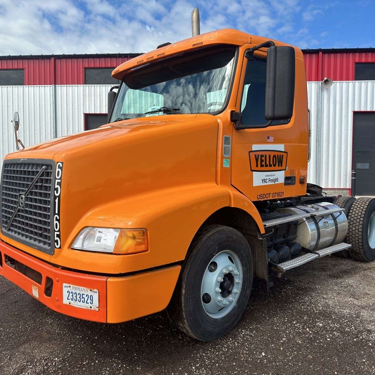 2007 Volvo VNM200 Semi Truck