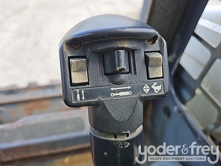2009-bobcat-t300-image-23