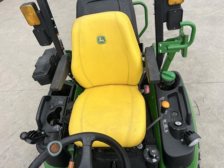 2024-john-deere-1025r-image-23
