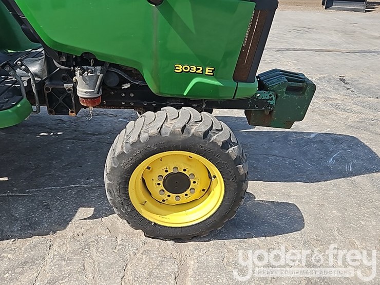 2014-john-deere-3032e-image-9