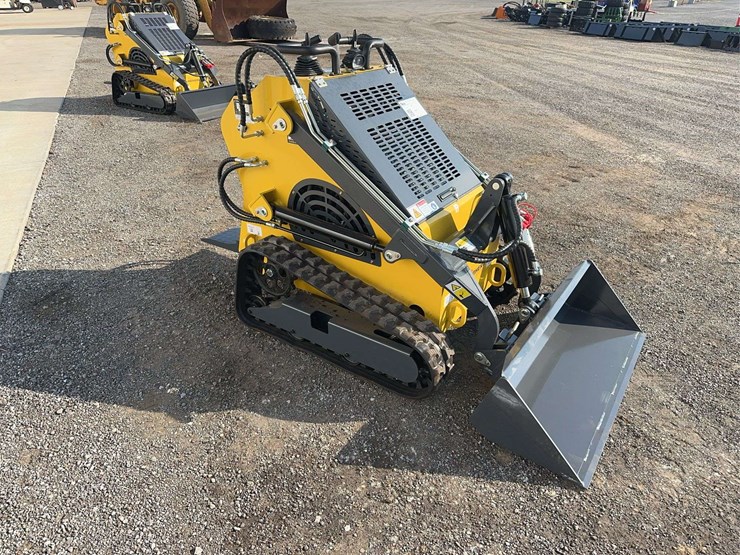 2025-land-hero-mini-stand-on-skid-loader-image-2