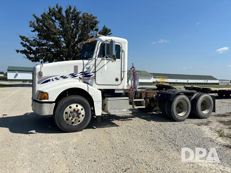 1999-peterbilt-385-image-2