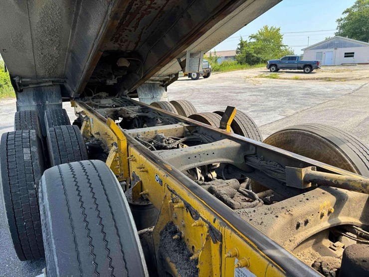 2016-peterbilt-567-image-37