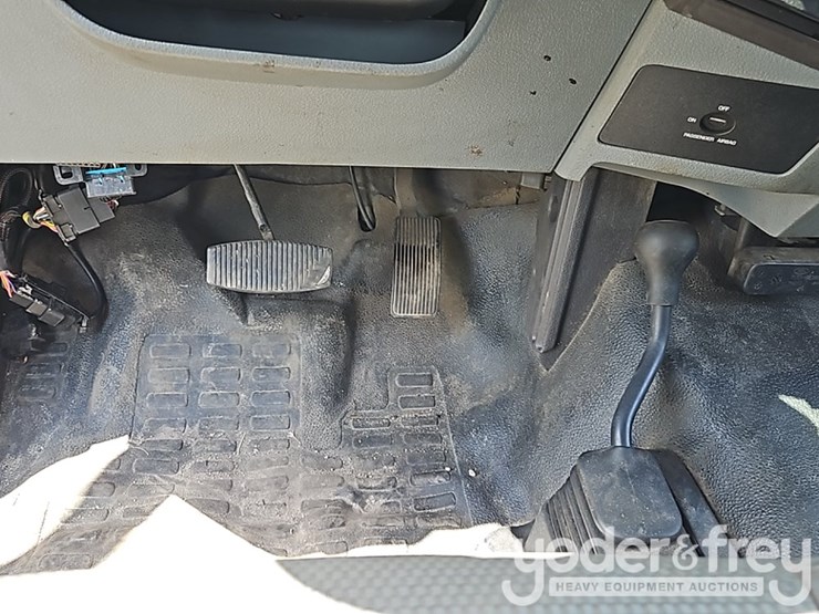 2015-ford-f550-image-32
