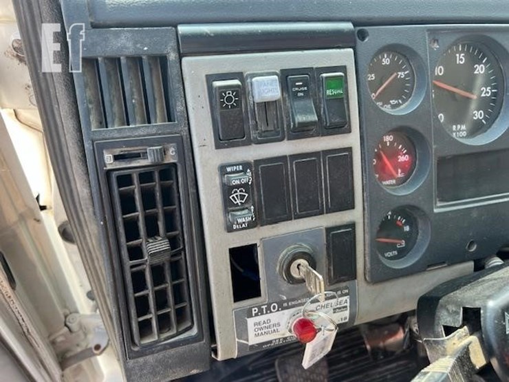 2003-freightliner-fl70-image-51
