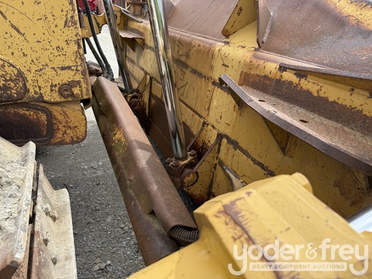 2005-caterpillar-d8t-image-12