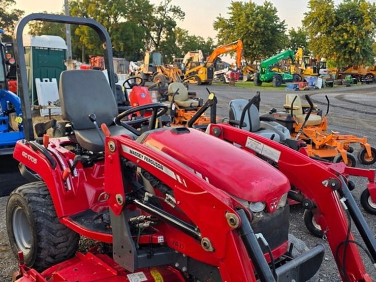 2017-massey-ferguson-gc1705-image-23