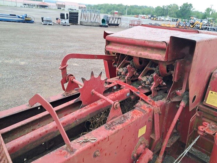 new-holland-310-image-11