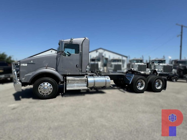 2013-kenworth-t800-image-1