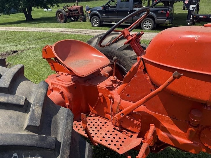 allis-chalmers-d17-tractor-image-12