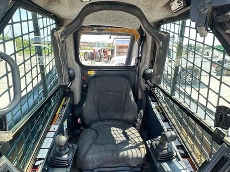 2015-deere-320e-image-19