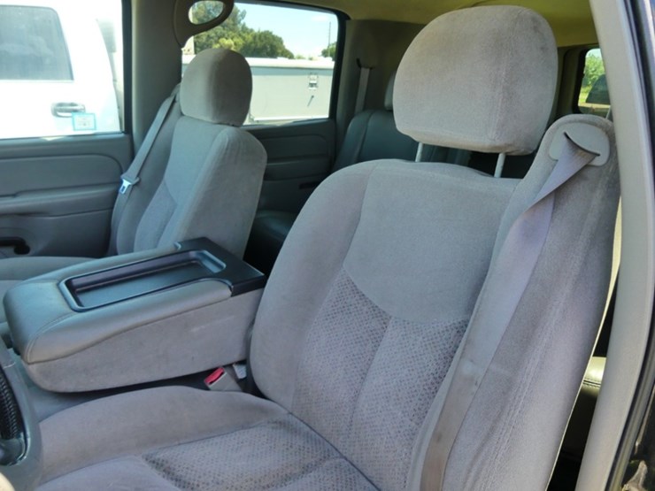 2004-chevrolet-suburban-image-11