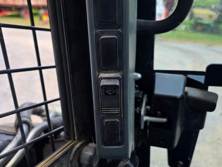 new-holland-l225-image-48