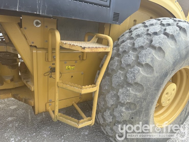 2014-caterpillar-cs54b-image-21