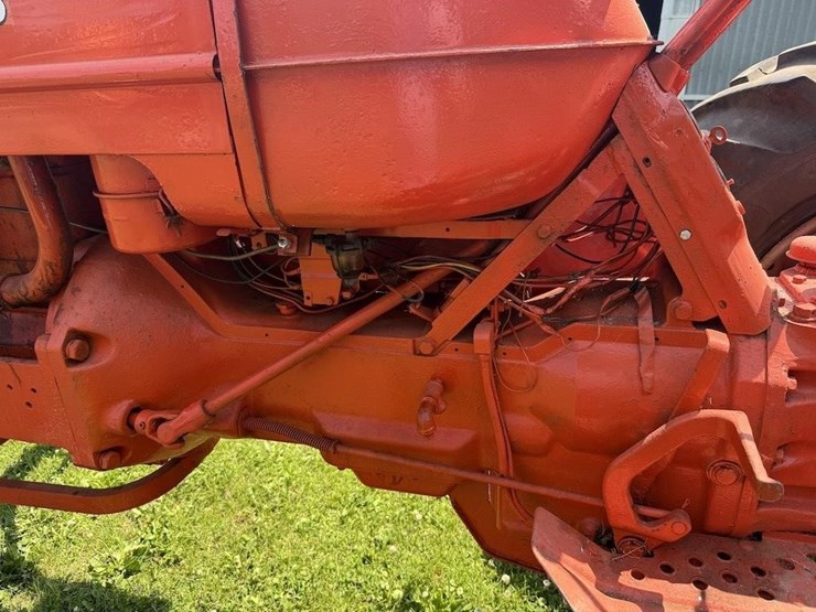 allis-chalmers-d17-tractor-image-8