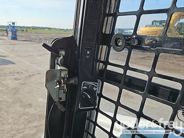 2022-bobcat-t870-image-28