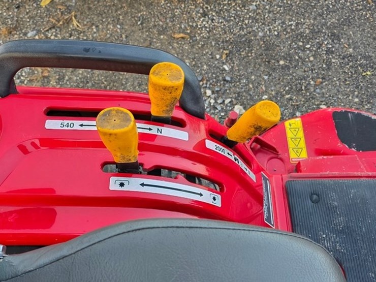 2017-massey-ferguson-gc1705-image-35