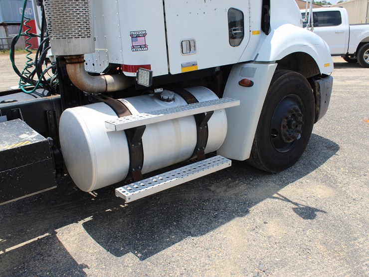 2005-freightliner-columbia-112-image-9