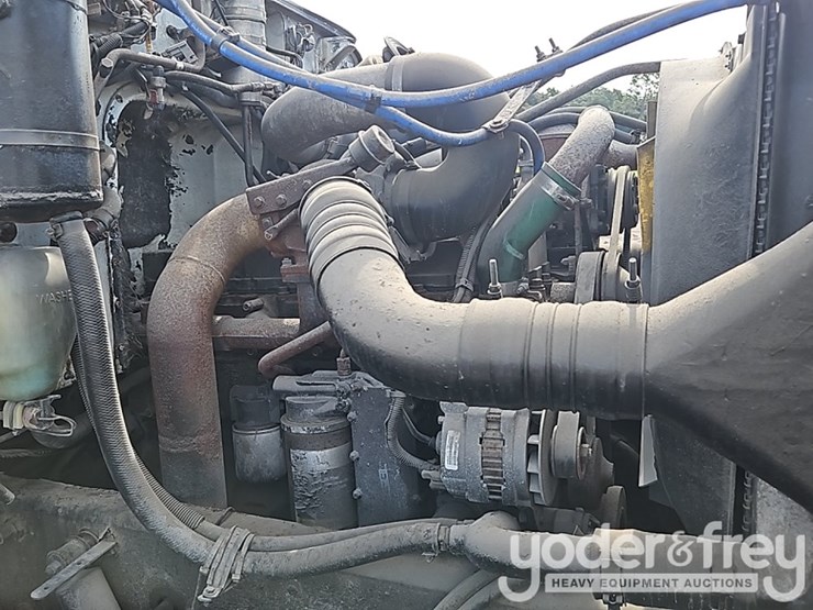 2002-peterbilt-330-image-22