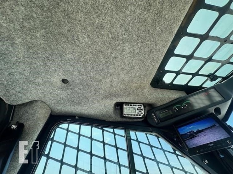 2015-deere-320e-image-31