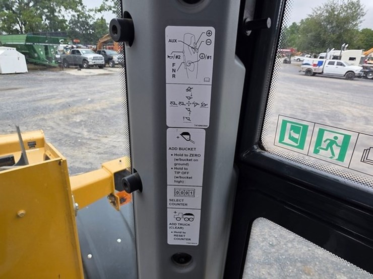 2021-deere-524l-image-70