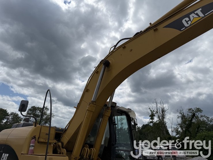 2004-caterpillar-318c-image-12