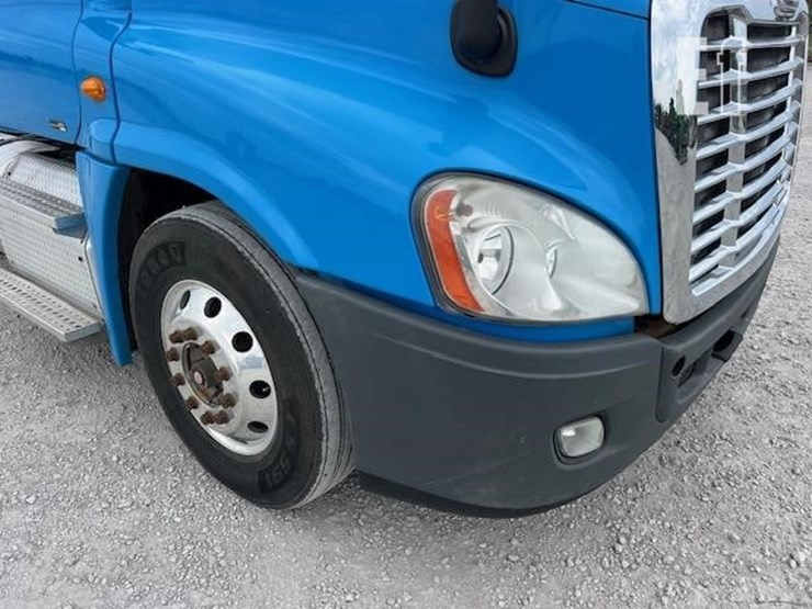 2013-freightliner-cascadia-113-image-16