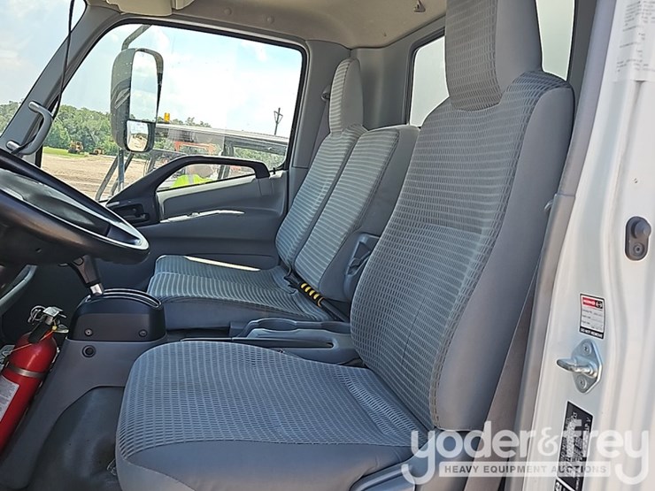 2019-hino-195-image-26