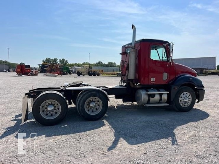 2006-freightliner-columbia-120-image-11