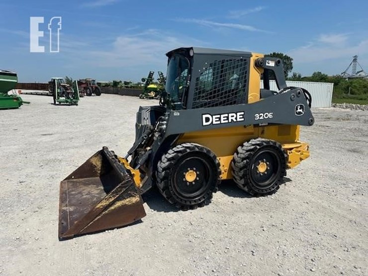 2015-deere-320e-image-1