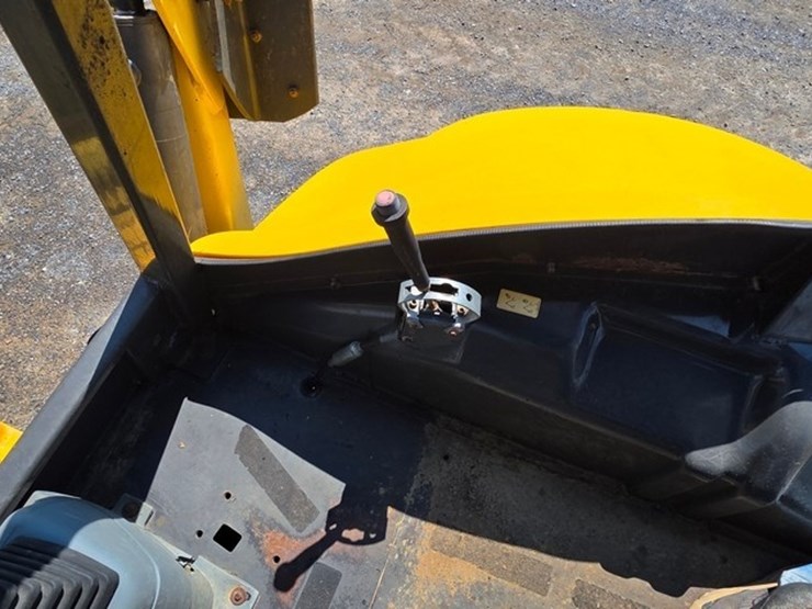 2011-new-holland-b95b-image-54