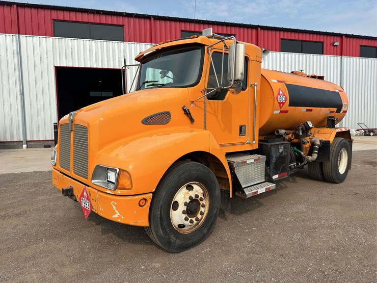 1999-kenworth-t300-image-1