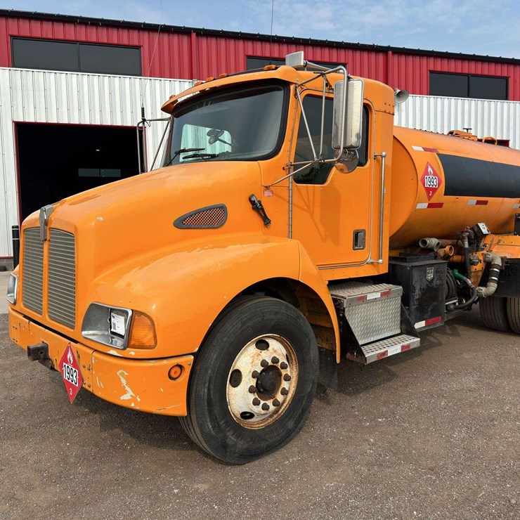 1999 KENWORTH T300