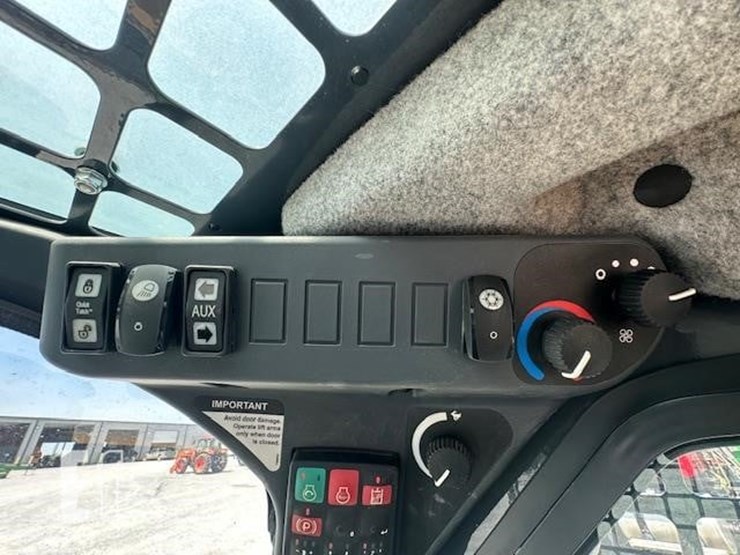 2018-deere-318g-image-24