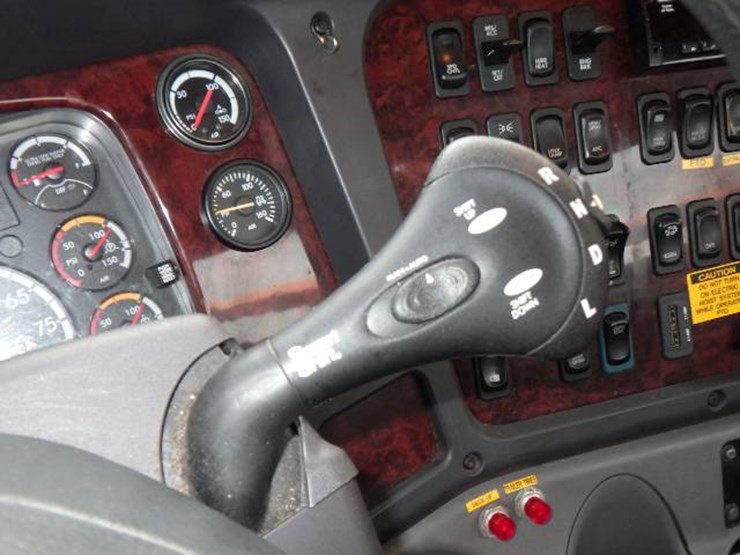 2020-freightliner-114sd-image-12