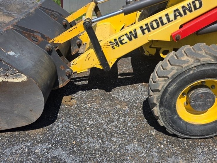 2011-new-holland-b95b-image-34