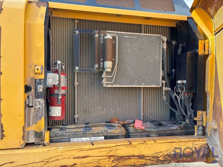 2013-deere-350g-lc-image-19