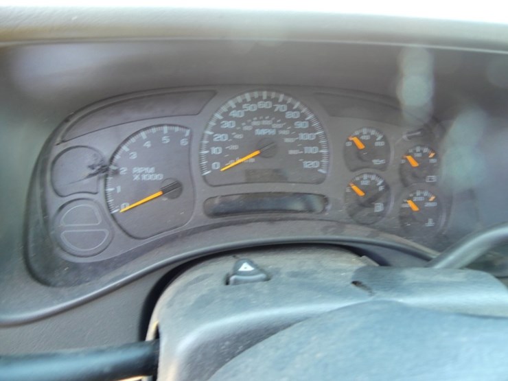 2004-chevrolet-suburban-image-15