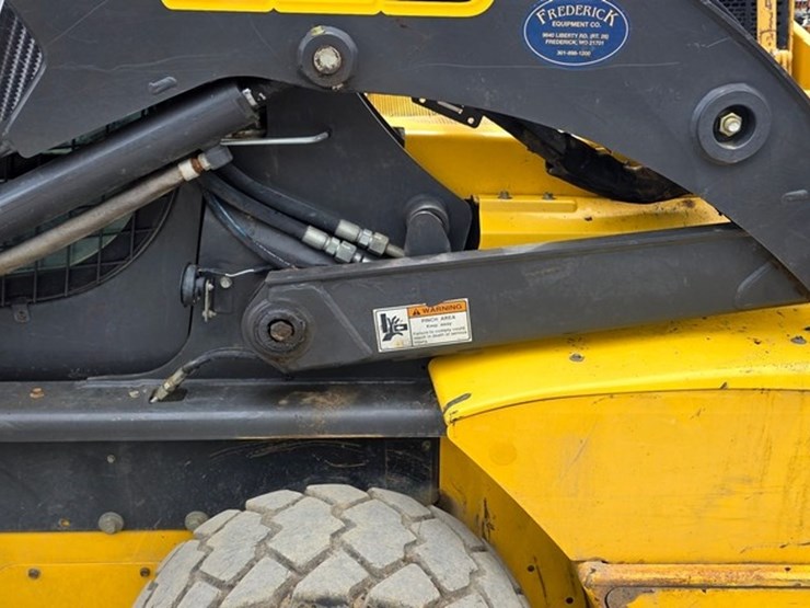 new-holland-l225-image-24