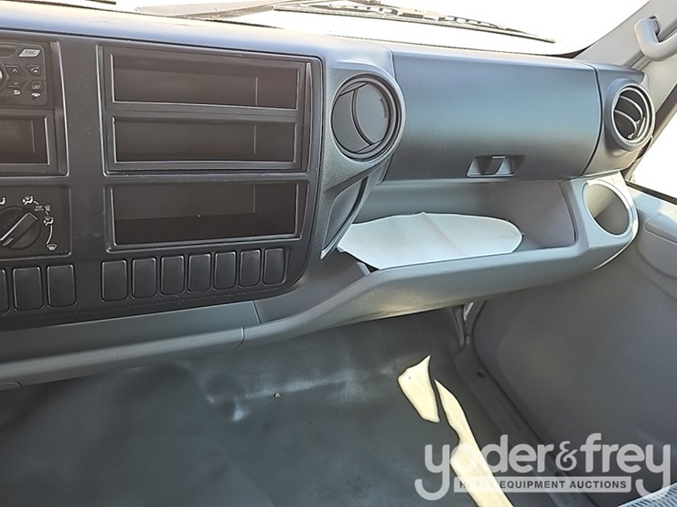 2019-hino-195-image-31