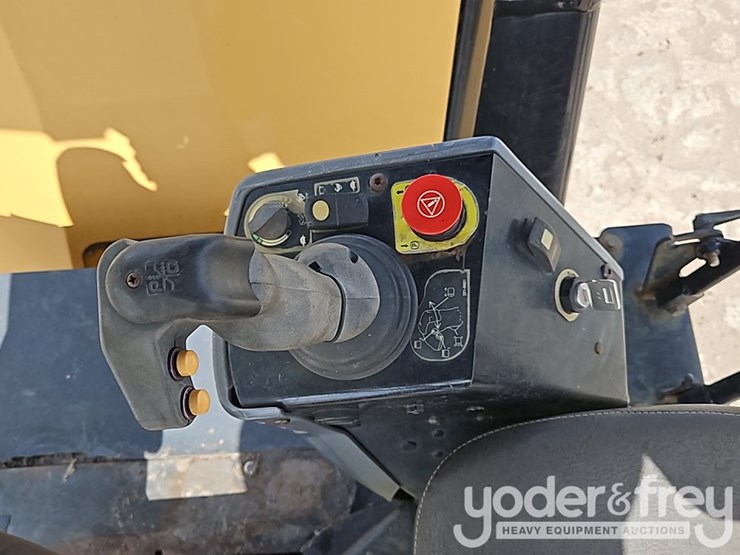 2011-caterpillar-cb54-image-21