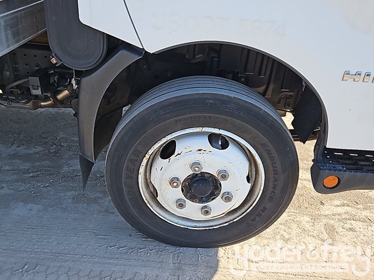 2019-hino-195-image-10